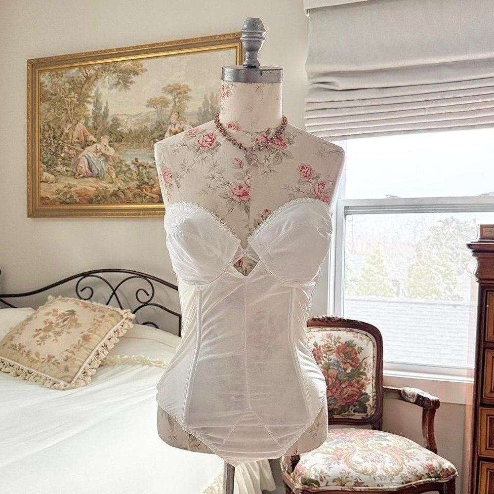 white vintage bustier

90s sophistique white bustier‎ size 36c